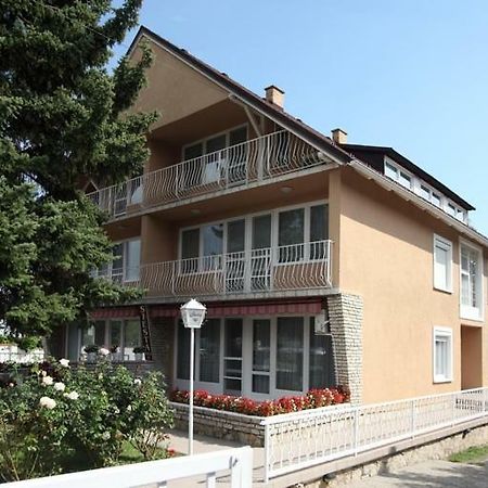 Siesta Apartmanhaz Balatonfuered ภายนอก รูปภาพ