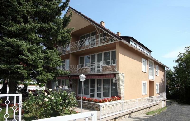Siesta Apartmanhaz Balatonfuered ภายนอก รูปภาพ